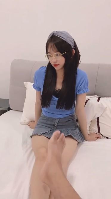 酒店调教骚货小母狗，爸爸的小母狗是不是，嗯,跟着爸爸走，找到鸡巴了吗，骚母狗怎么叫得啊，'汪汪汪'乖